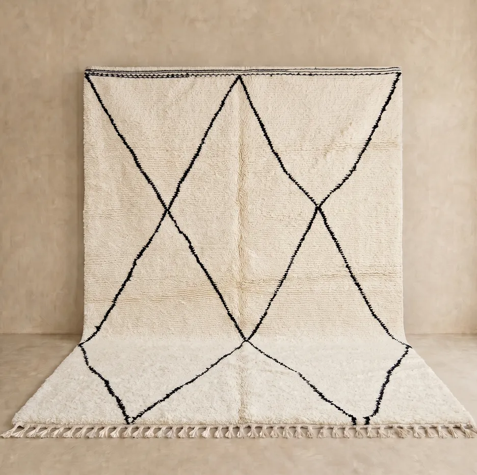Tapis Beni Ouarain Imouzzer blanc et noir — tapis beni ouarain tissé à la main