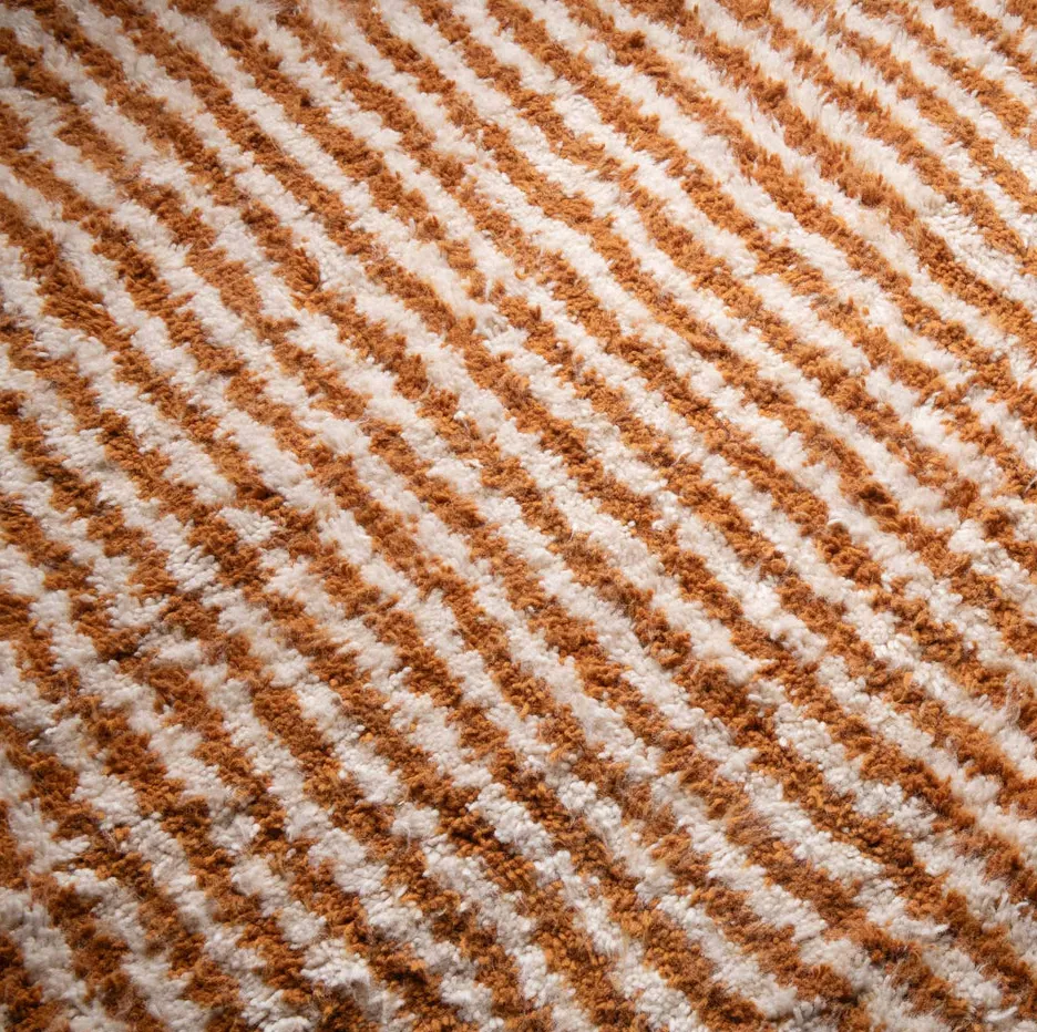 Tapis Beni Ouarain Isli beige et blanc, vue 3 sur 7