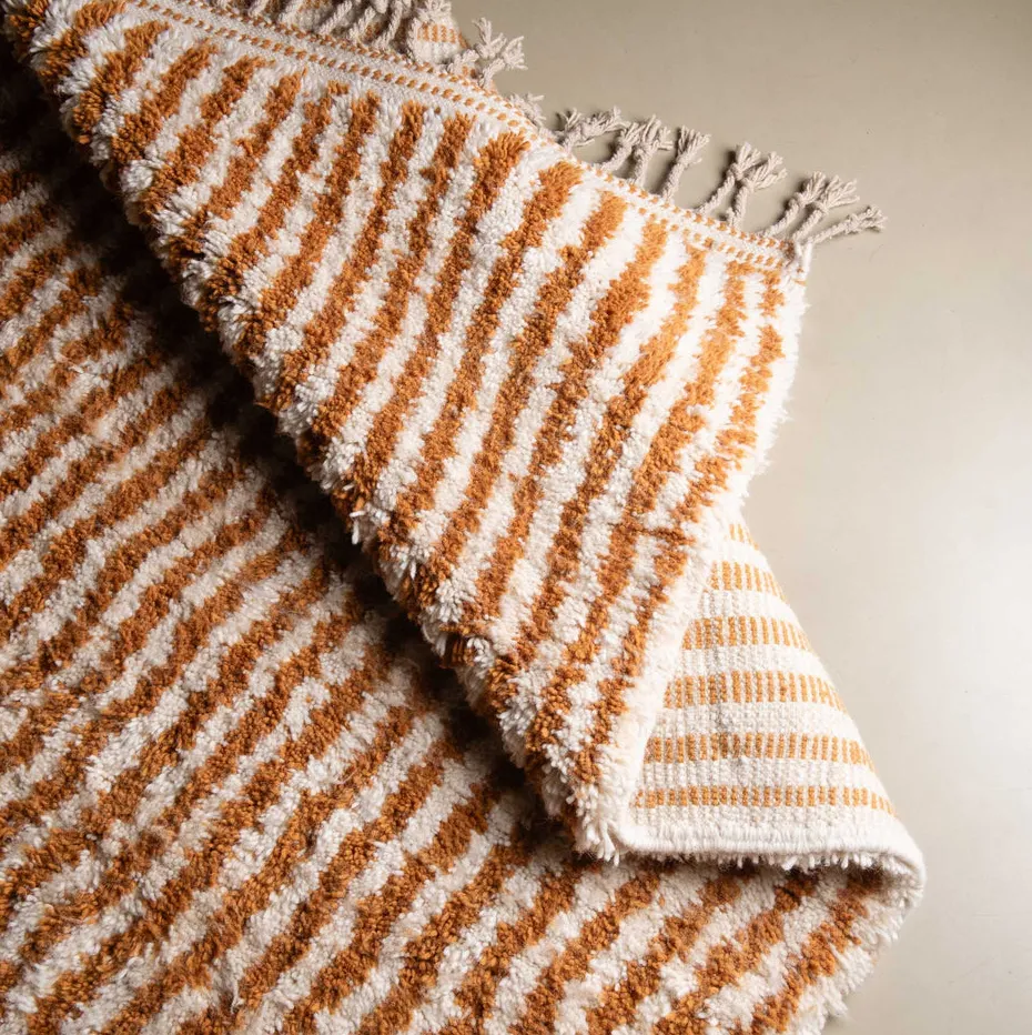 Tapis Beni Ouarain Isli beige et blanc, vue 4 sur 7