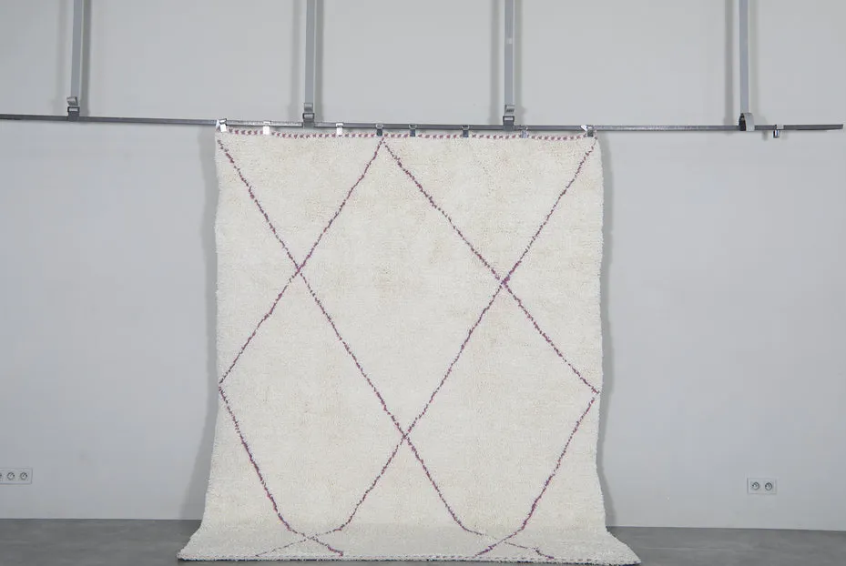 Tapis Beni Ouarain Massin crème et violet à lignes, vue 3 sur 7