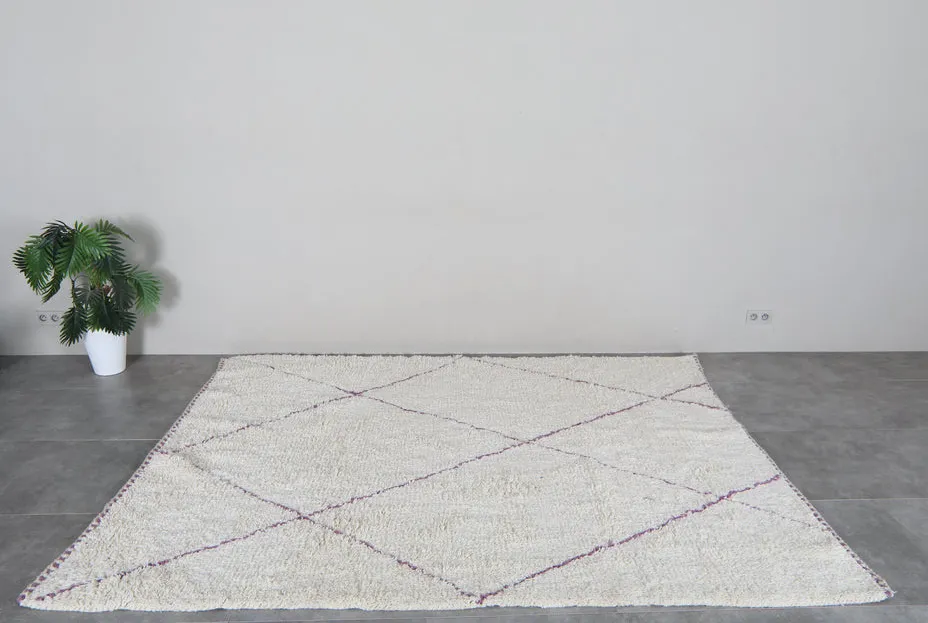 Tapis Beni Ouarain Massin crème et violet à lignes, vue 4 sur 7