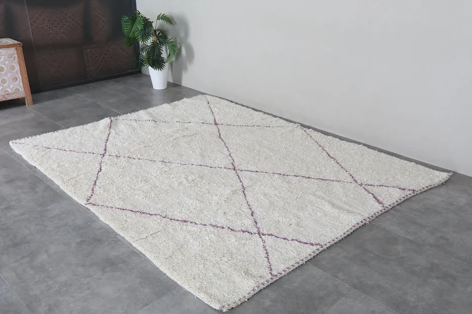 Tapis Beni Ouarain Massin crème et violet à lignes, vue 5 sur 7