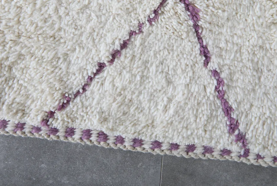 Tapis Beni Ouarain Massin crème et violet à lignes, vue 6 sur 7