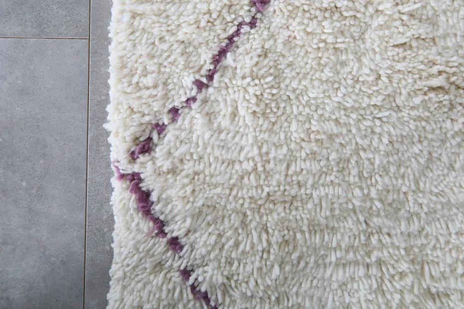 Tapis Beni Ouarain Massin crème et violet à lignes, vue 7 sur 7