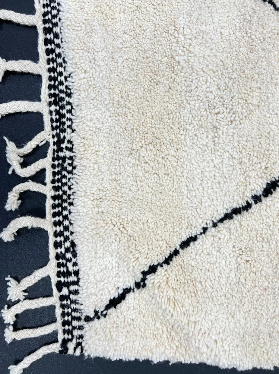 Tapis Beni Ouarain Ouanoukrim crème et noir à lignes, vue 4 sur 4