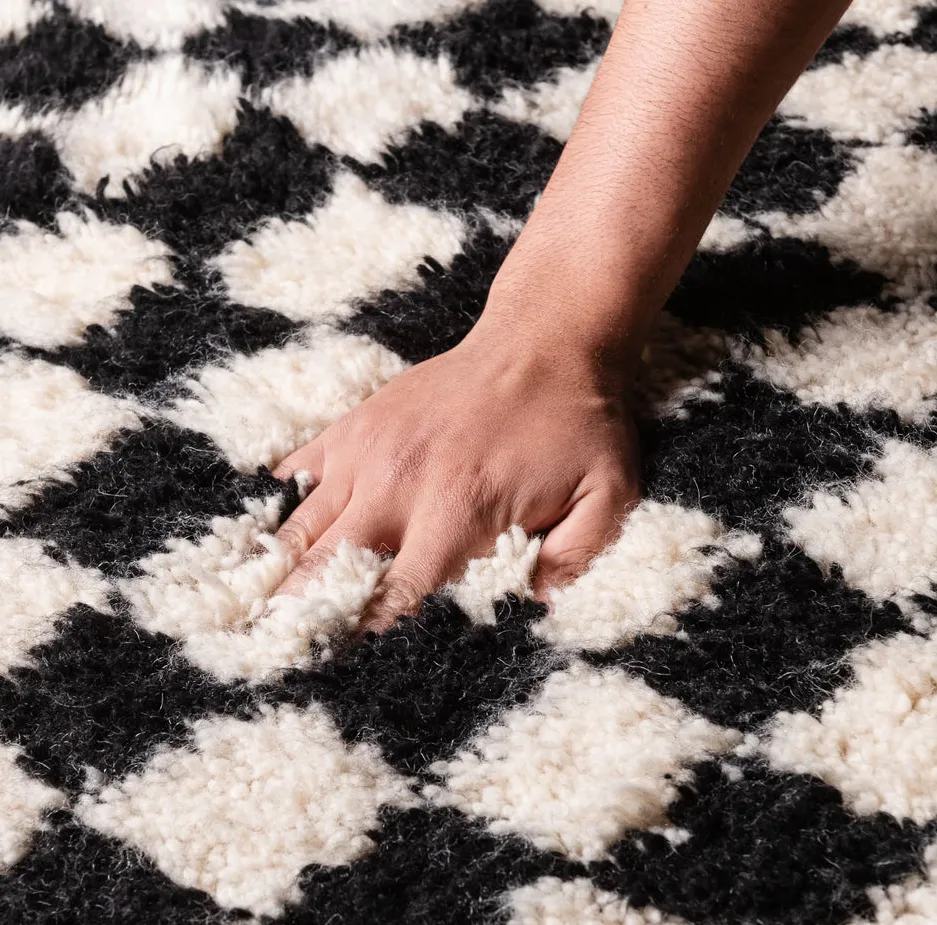 Tapis Beni Ouarain Ouirgane blanc et noir à damier, vue 5 sur 7