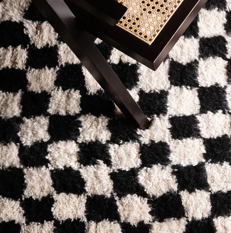 Tapis Beni Ouarain Ouirgane blanc et noir à damier, vue 6 sur 7