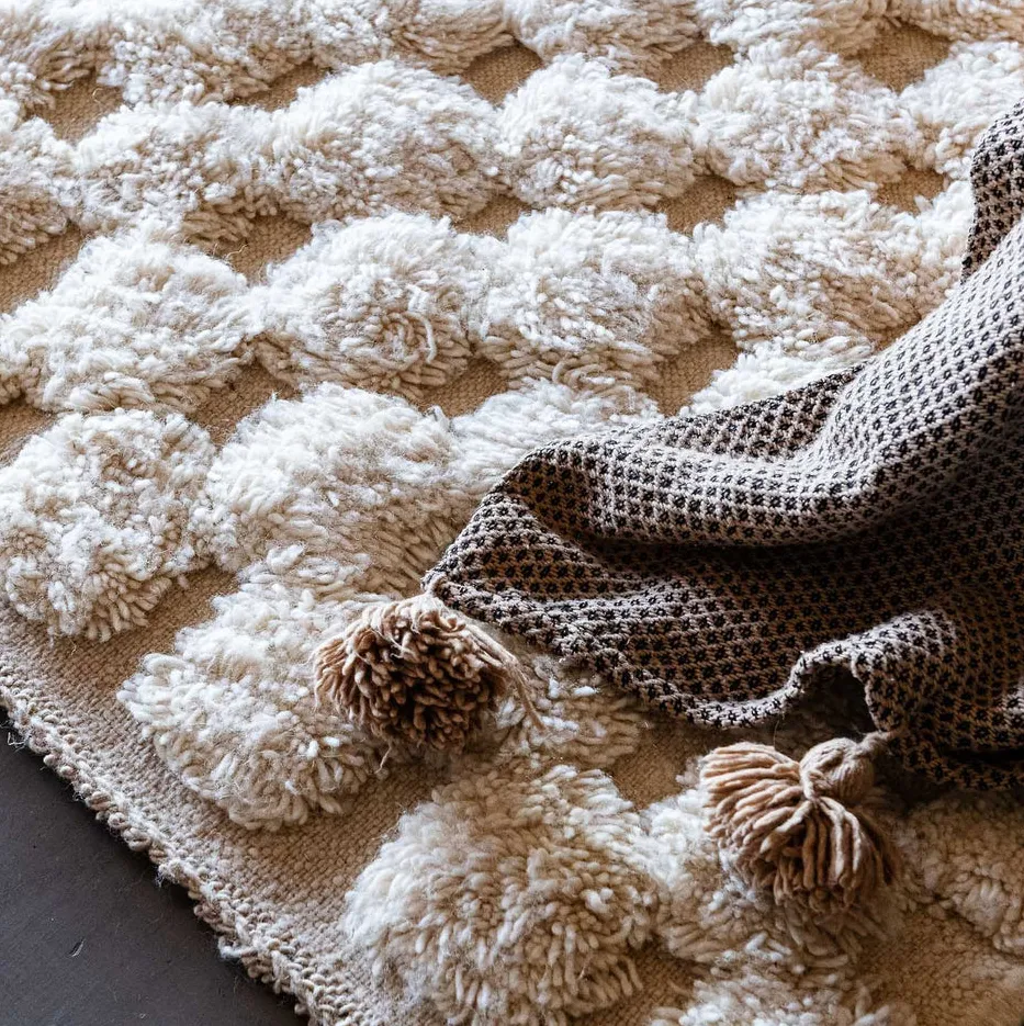 Tapis Beni Ouarain Oukaïmeden beige et blanc, vue 4 sur 7