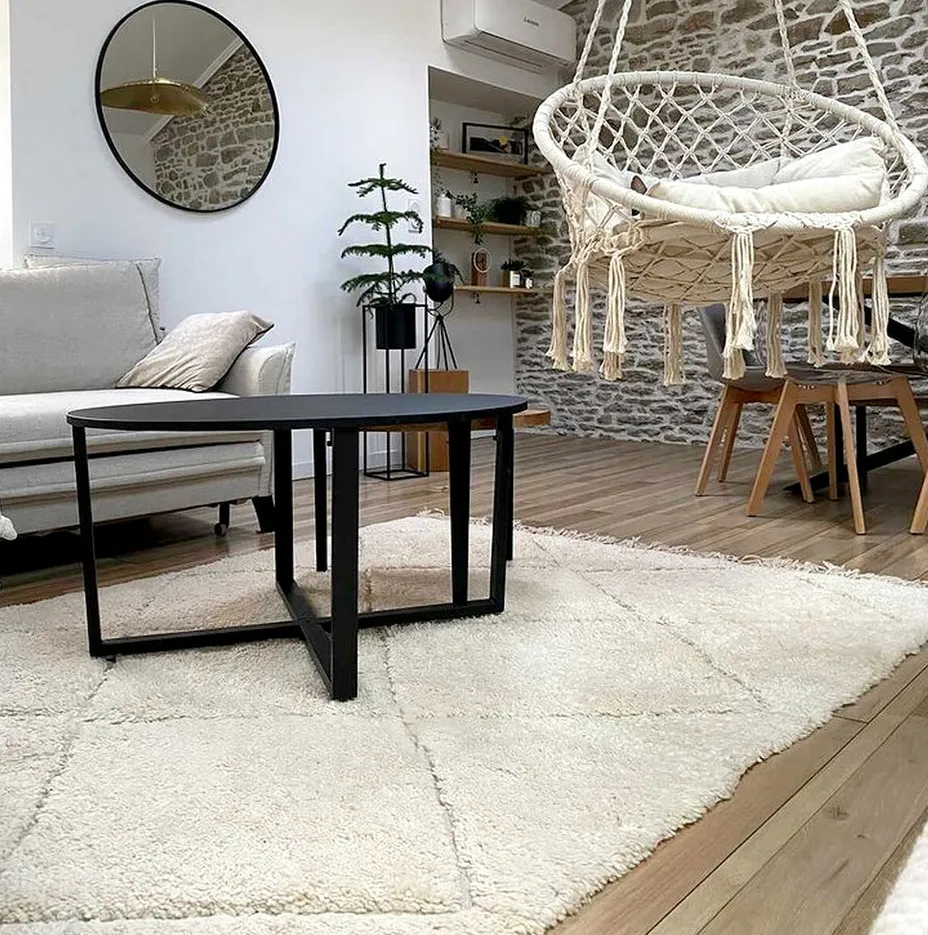 Tapis Beni Ouarain Oukaïmeden blanc aux motifs géométriques, vue 3 sur 7