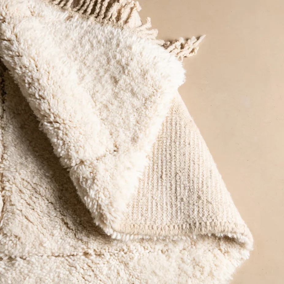Tapis Beni Ouarain Oukaïmeden blanc aux motifs géométriques, vue 5 sur 7