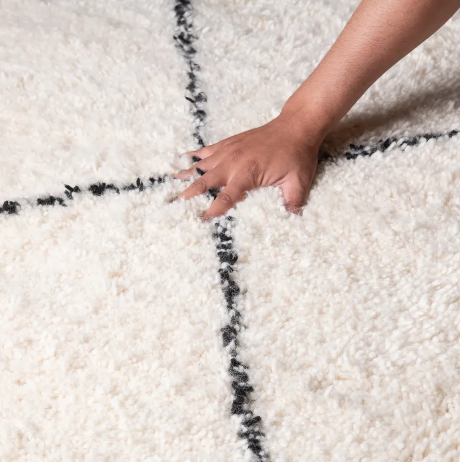 Tapis Beni Ouarain Oulmès blanc au dessin abstrait, vue 7 sur 7
