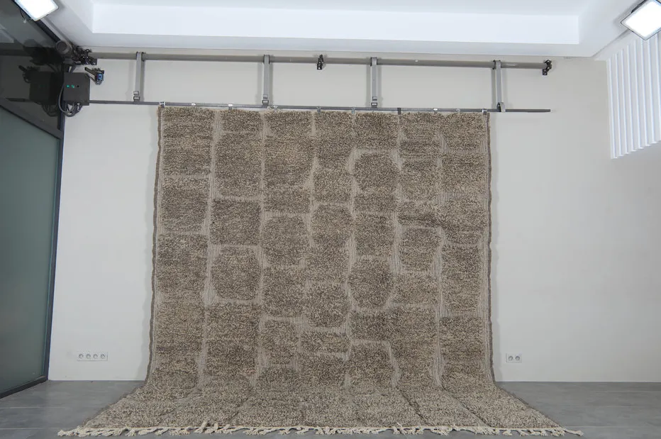 Tapis Beni Ouarain Rommani gris aux motifs géométriques, vue 4 sur 7