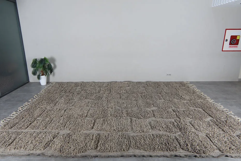 Tapis Beni Ouarain Rommani gris aux motifs géométriques, vue 5 sur 7