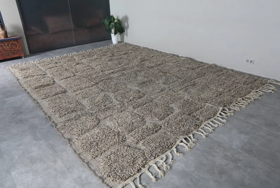 Tapis Beni Ouarain Rommani gris aux motifs géométriques, vue 6 sur 7