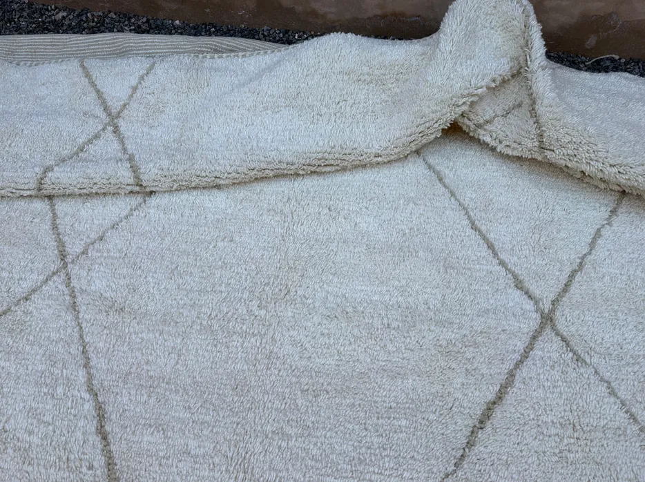 Tapis Beni Ouarain Tamayt crème à losanges, vue 4 sur 7