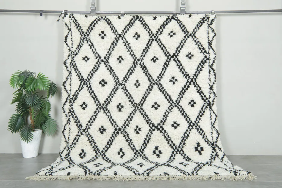 Tapis Beni Ouarain Tazaghart noir et blanc à losanges — tapis beni ouarain tissé à la main