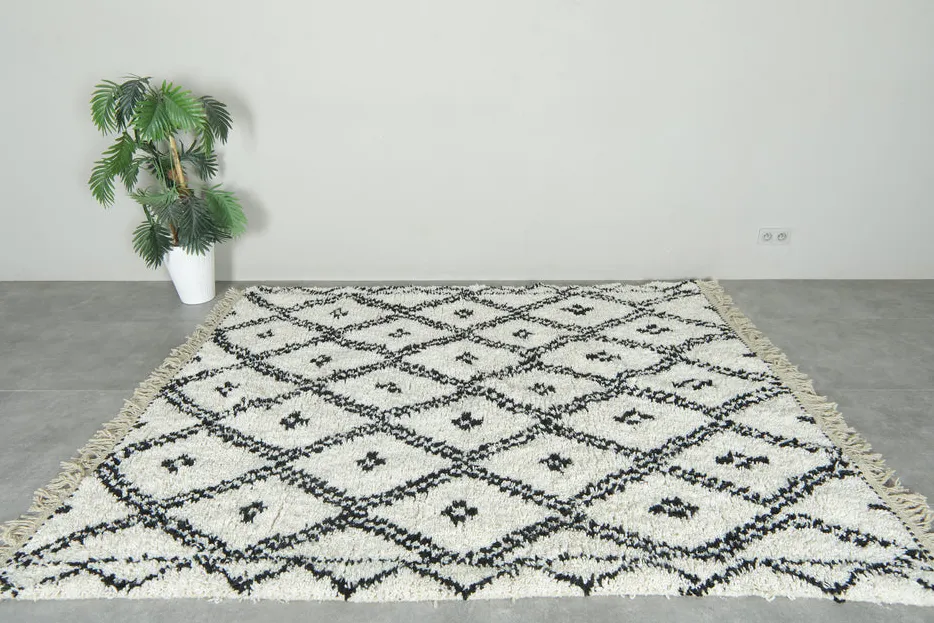 Tapis Beni Ouarain Tazaghart noir et blanc à losanges, vue 4 sur 7