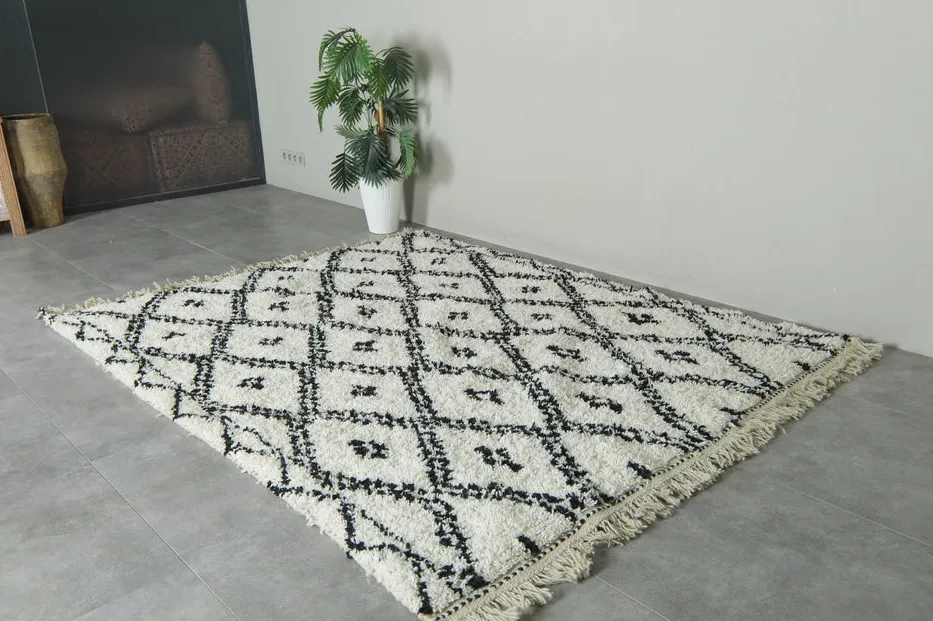 Tapis Beni Ouarain Tazaghart noir et blanc à losanges, vue 5 sur 7