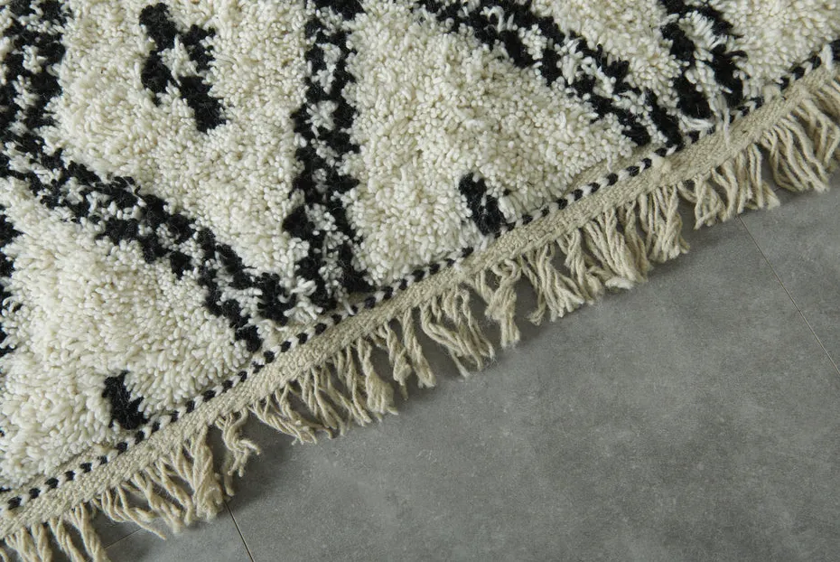 Tapis Beni Ouarain Tazaghart noir et blanc à losanges, vue 6 sur 7