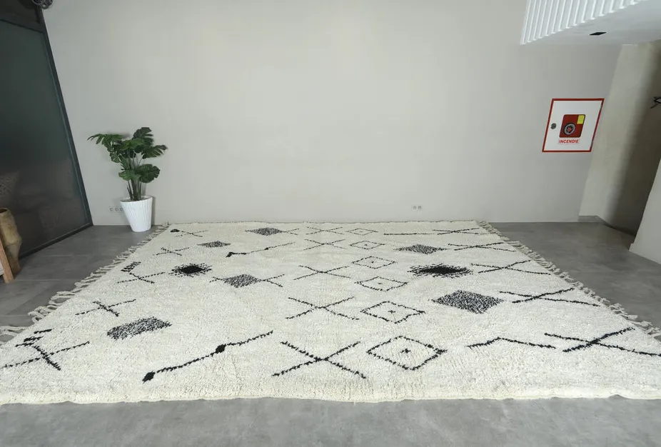 Tapis Beni Ouarain Tichka noir et blanc, vue 4 sur 7