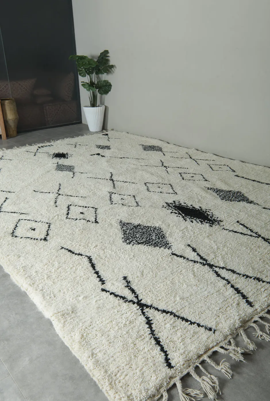 Tapis Beni Ouarain Tichka noir et blanc, vue 6 sur 7