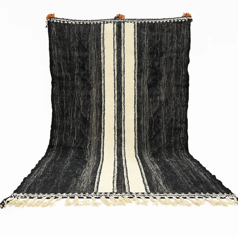 Tapis Beni Ouarain Tifawt noir et blanc à rayures — tapis beni ouarain tissé à la main