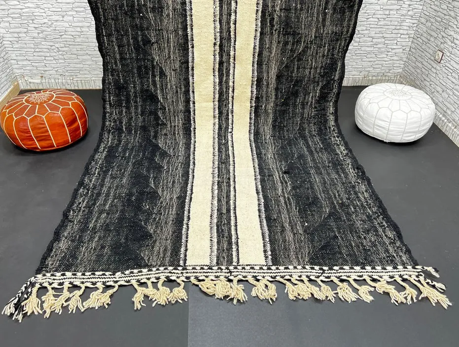Tapis Beni Ouarain Tifawt noir et blanc à rayures, vue 3 sur 4