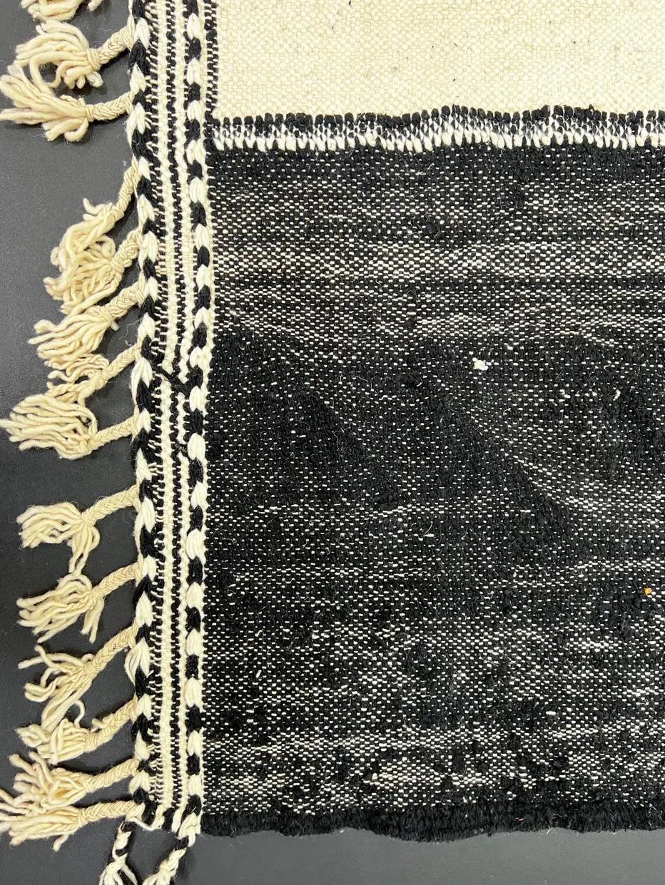 Tapis Beni Ouarain Tifawt noir et blanc à rayures, vue 4 sur 4