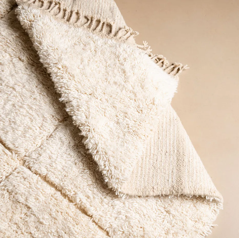 Tapis Beni Ouarain Timahdite beige et blanc à rayures, vue 4 sur 6