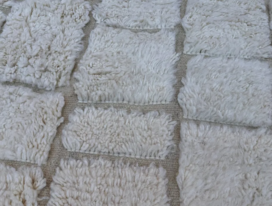 Tapis Beni Ouarain Tiwul crème à damier, vue 3 sur 7