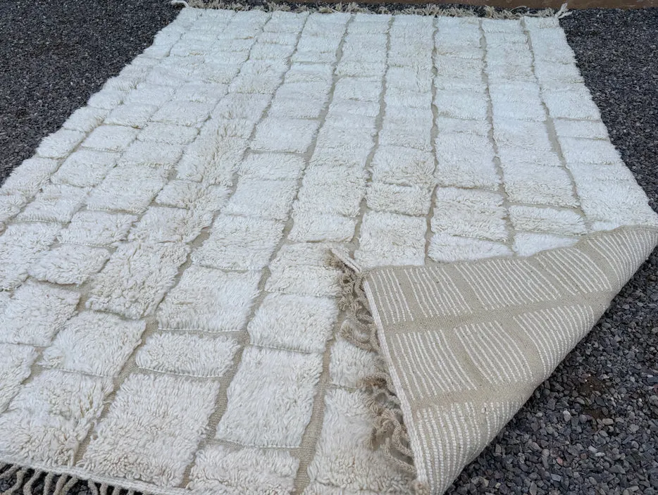 Tapis Beni Ouarain Tiwul crème à damier, vue 4 sur 7