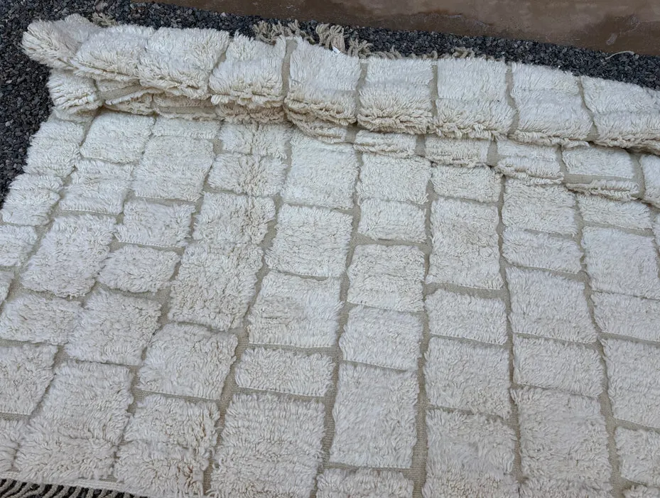 Tapis Beni Ouarain Tiwul crème à damier, vue 5 sur 7