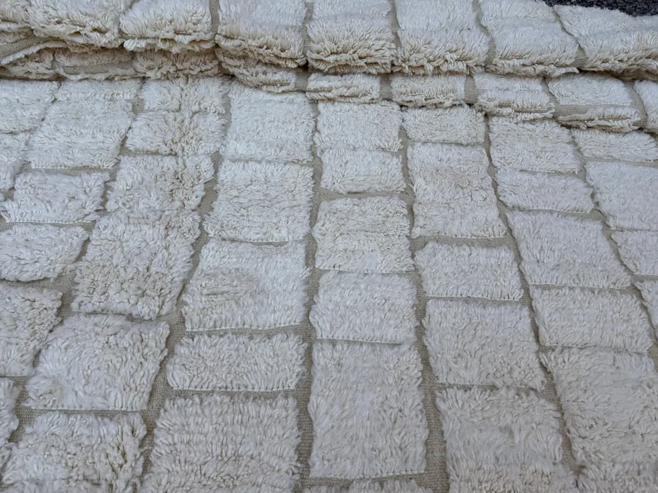 Tapis Beni Ouarain Tiwul crème à damier, vue 6 sur 7