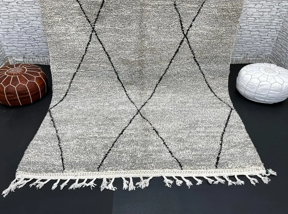 Tapis Beni Ouarain Tiziri gris et noir à losanges, vue 3 sur 4