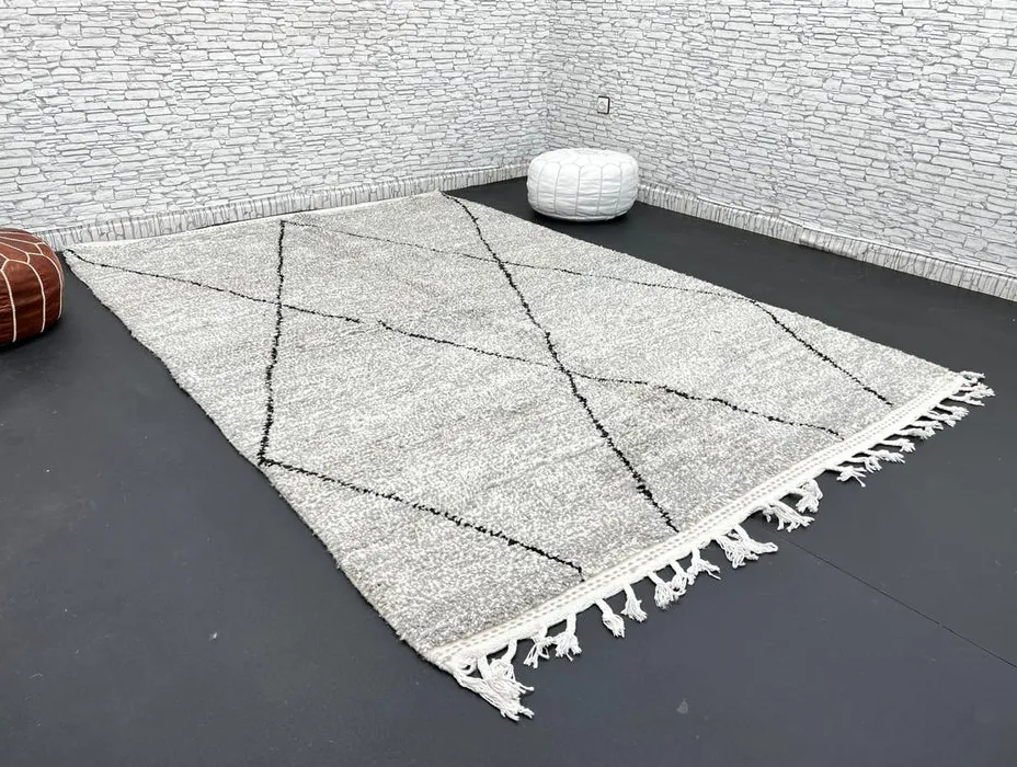 Tapis Beni Ouarain Tiziri gris et noir à losanges, vue 4 sur 4