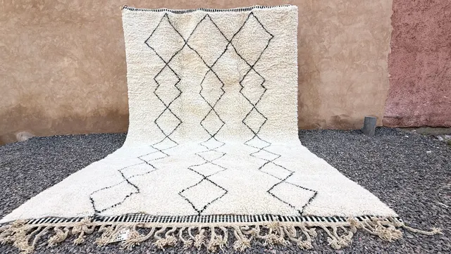 Tapis Beni Ouarain Yidir crème et noir à losanges — tapis beni ouarain