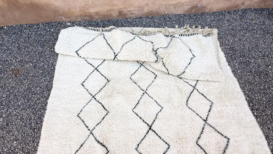 Tapis Beni Ouarain Yidir crème et noir à losanges, vue 3 sur 6