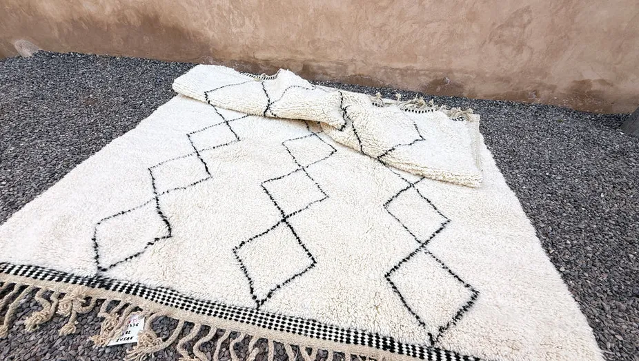 Tapis Beni Ouarain Yidir crème et noir à losanges, vue 4 sur 6