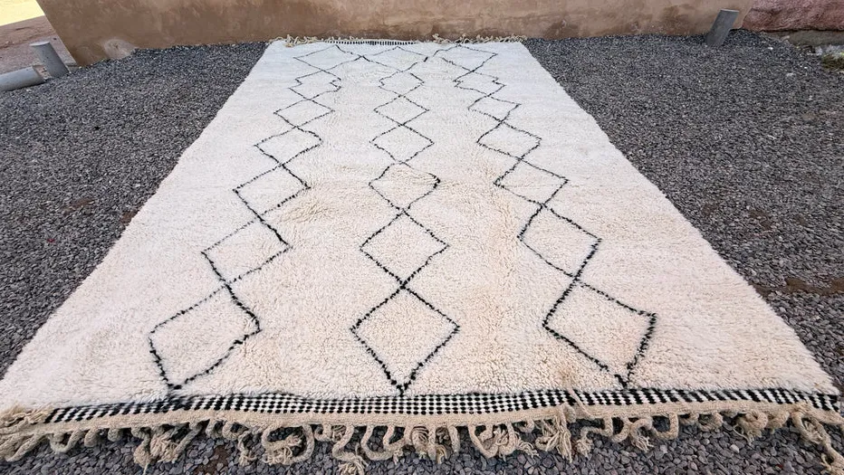 Tapis Beni Ouarain Yidir crème et noir à losanges, vue 5 sur 6