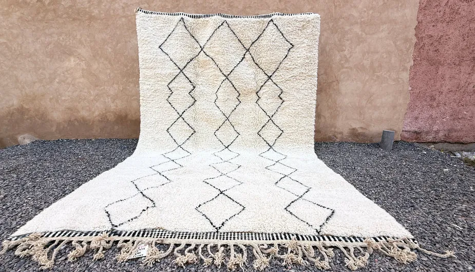 Tapis Beni Ouarain Yidir crème et noir à losanges, vue 6 sur 6