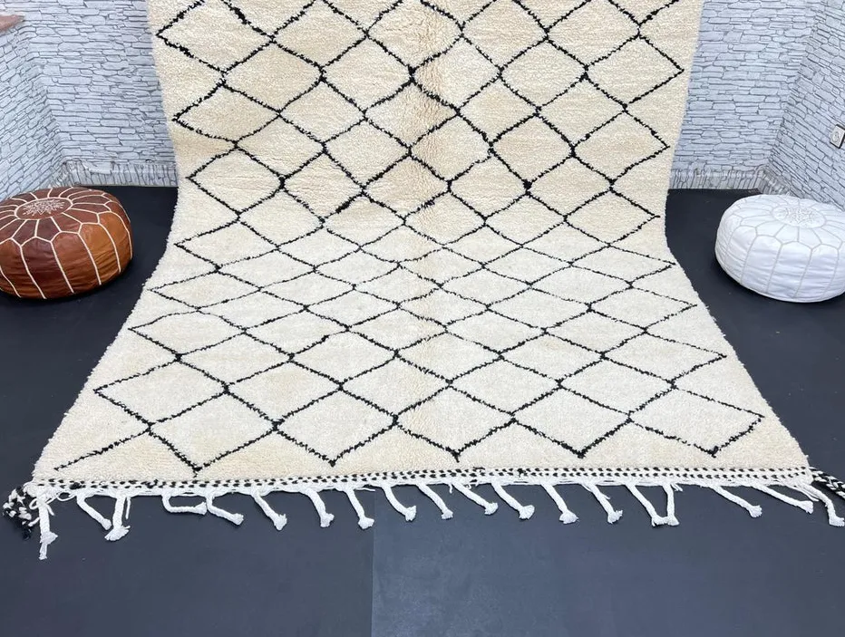 Tapis Beni Ouarain Ziz noir et blanc à losanges, vue 3 sur 4