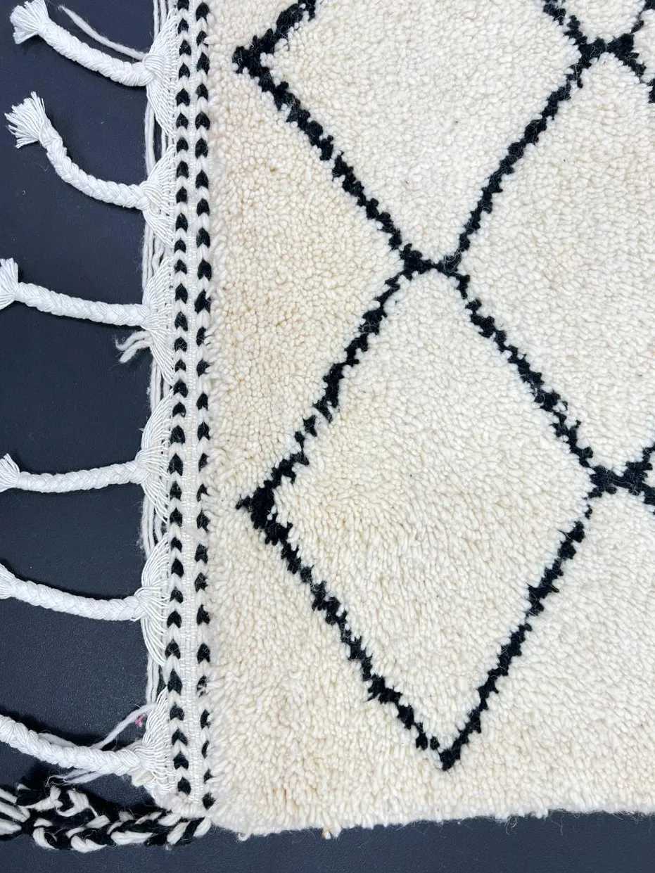 Tapis Beni Ouarain Ziz noir et blanc à losanges, vue 4 sur 4