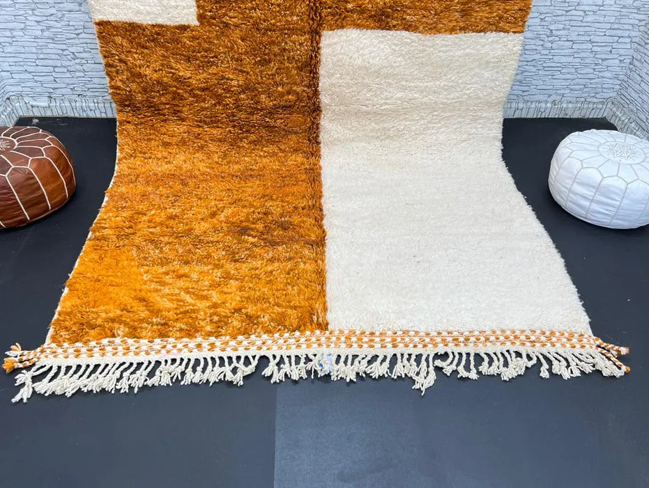Tapis berbère Abid orange et blanc uni, vue 3 sur 4