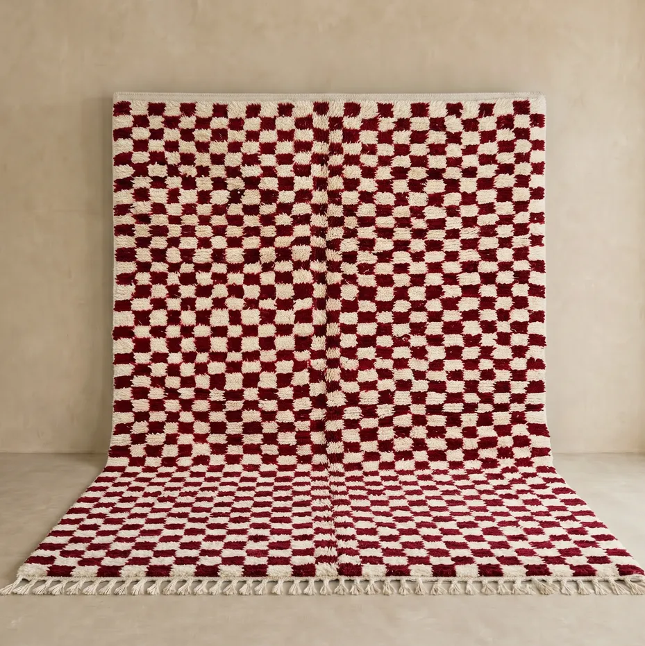 Tapis berbère Aglou rouge et crème à damier — tapis berbères contemporains tissé à la main