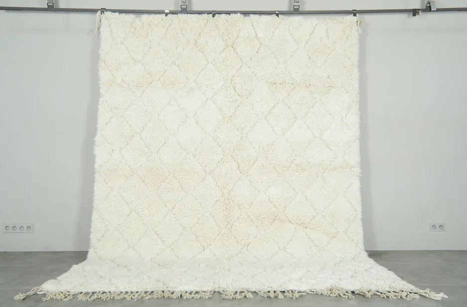 Tapis berbère Aguelmam crème et blanc uni, vue 3 sur 7