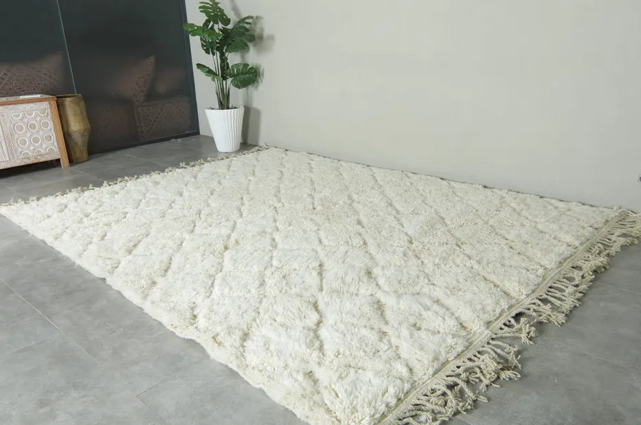 Tapis berbère Aguelmam crème et blanc uni, vue 6 sur 7