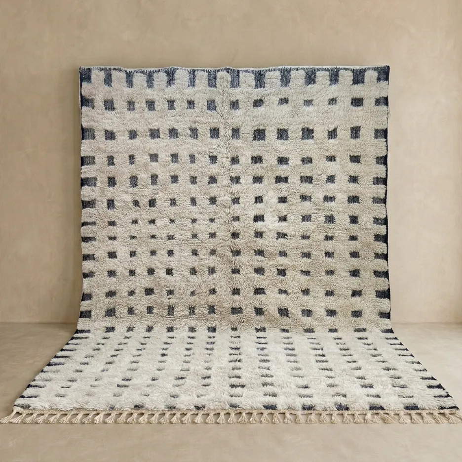 Tapis berbère Aguelmam noir et blanc à damier — tapis berbères contemporains tissé à la main