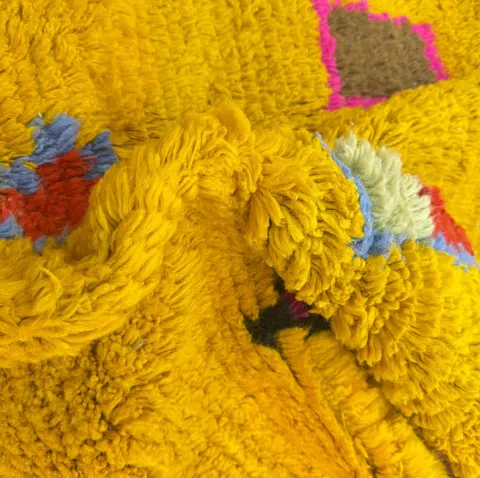 Tapis berbère Aguelmous jaune et multicolore — tapis berbères contemporains