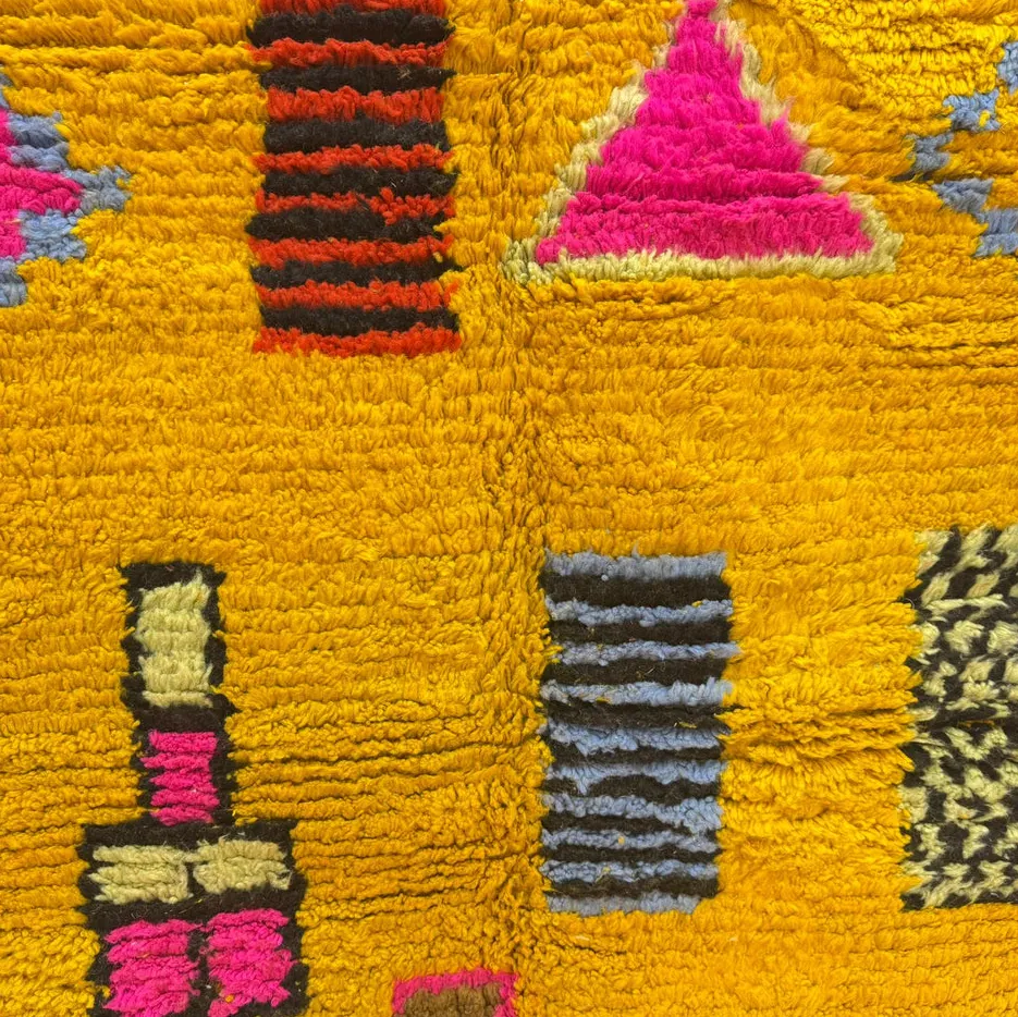Tapis berbère Aguelmous jaune et multicolore, vue 3 sur 3
