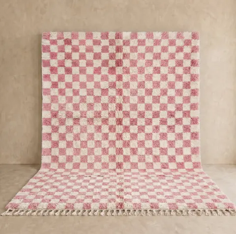 Tapis berbère Aguelmous rose à damier — tapis berbères contemporains